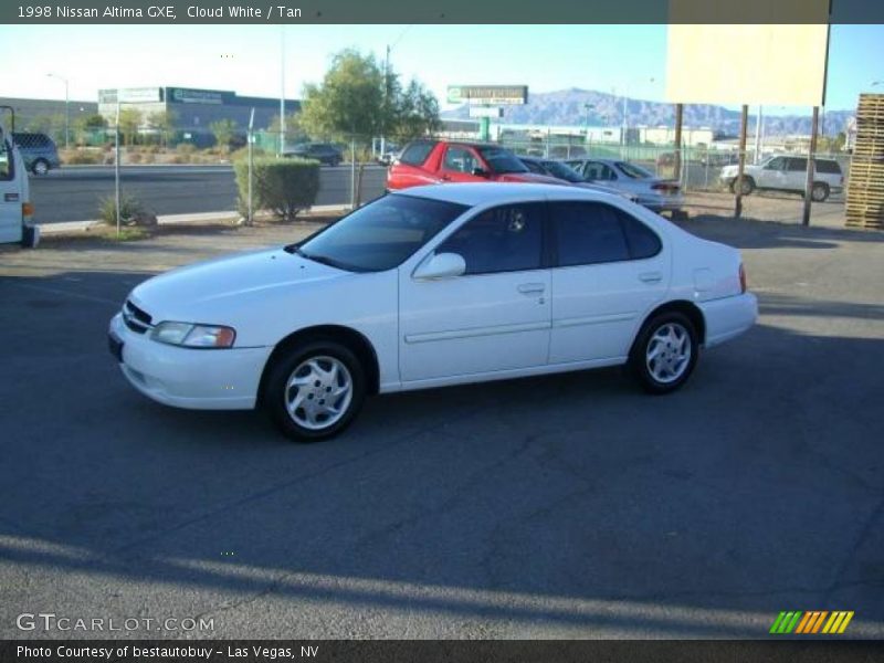 Cloud White / Tan 1998 Nissan Altima GXE