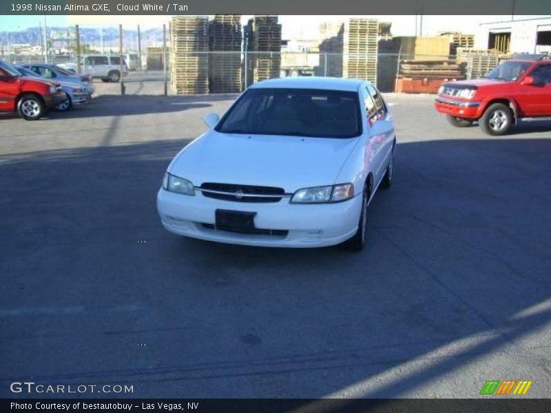 Cloud White / Tan 1998 Nissan Altima GXE