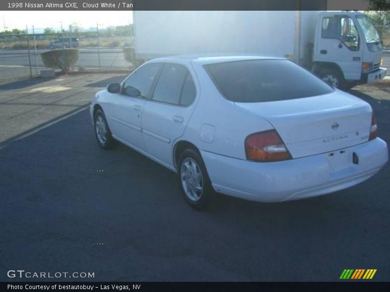 Cloud White / Tan 1998 Nissan Altima GXE