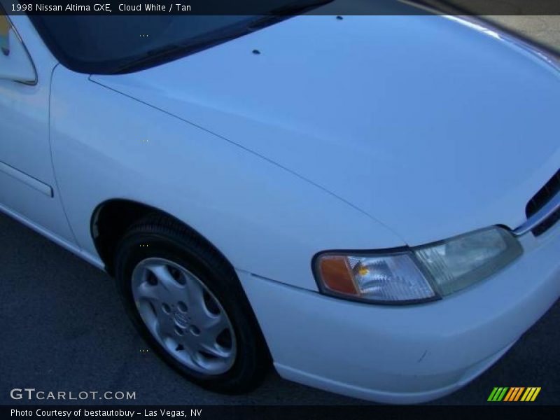 Cloud White / Tan 1998 Nissan Altima GXE