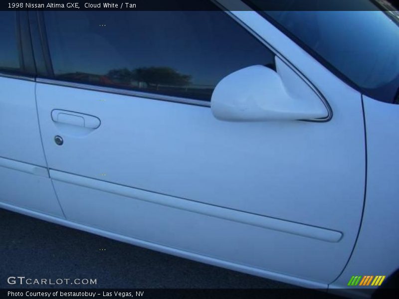 Cloud White / Tan 1998 Nissan Altima GXE