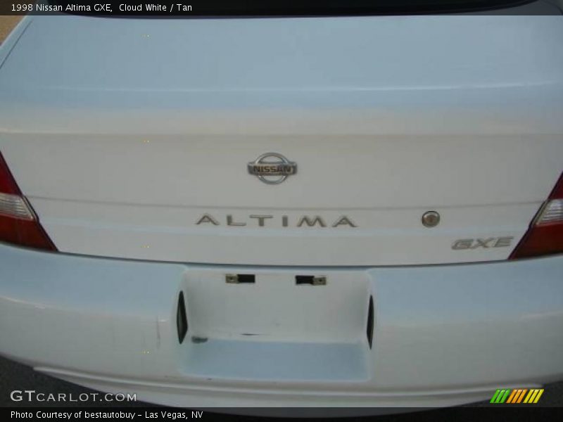 Cloud White / Tan 1998 Nissan Altima GXE