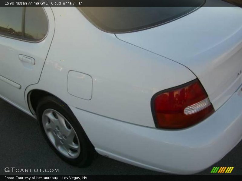 Cloud White / Tan 1998 Nissan Altima GXE