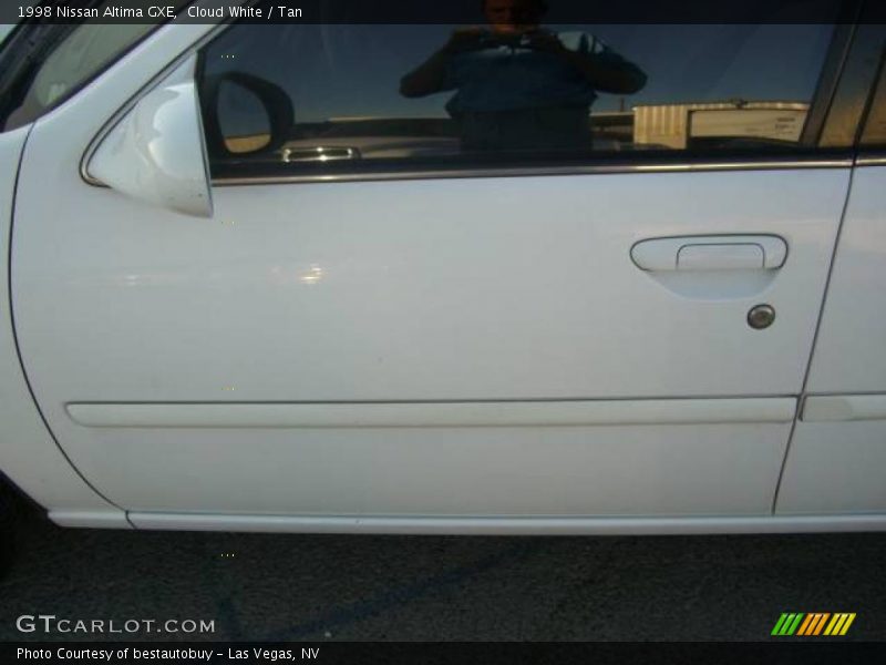 Cloud White / Tan 1998 Nissan Altima GXE