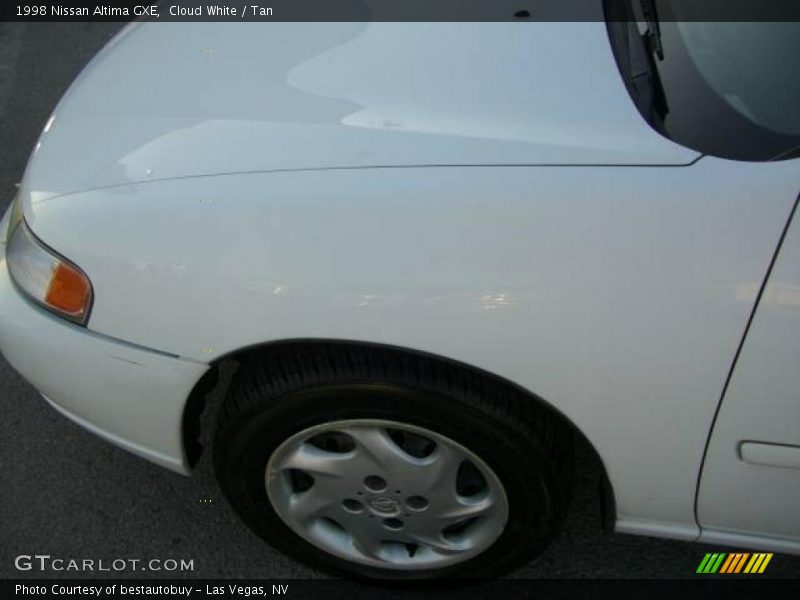 Cloud White / Tan 1998 Nissan Altima GXE