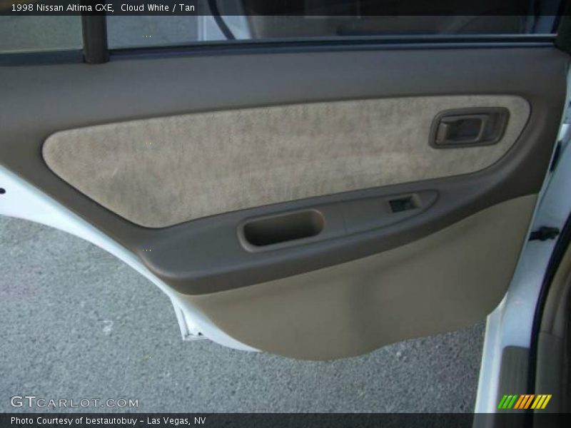 Cloud White / Tan 1998 Nissan Altima GXE
