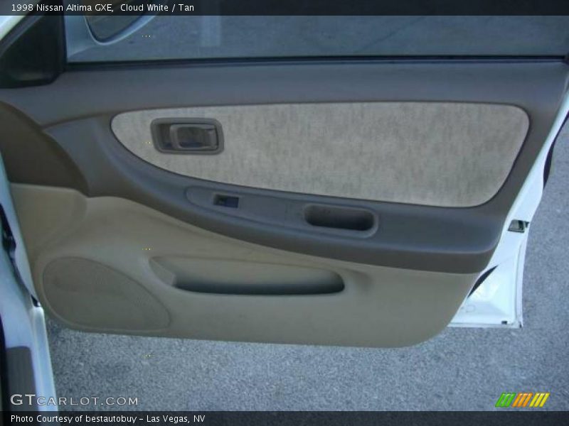 Cloud White / Tan 1998 Nissan Altima GXE