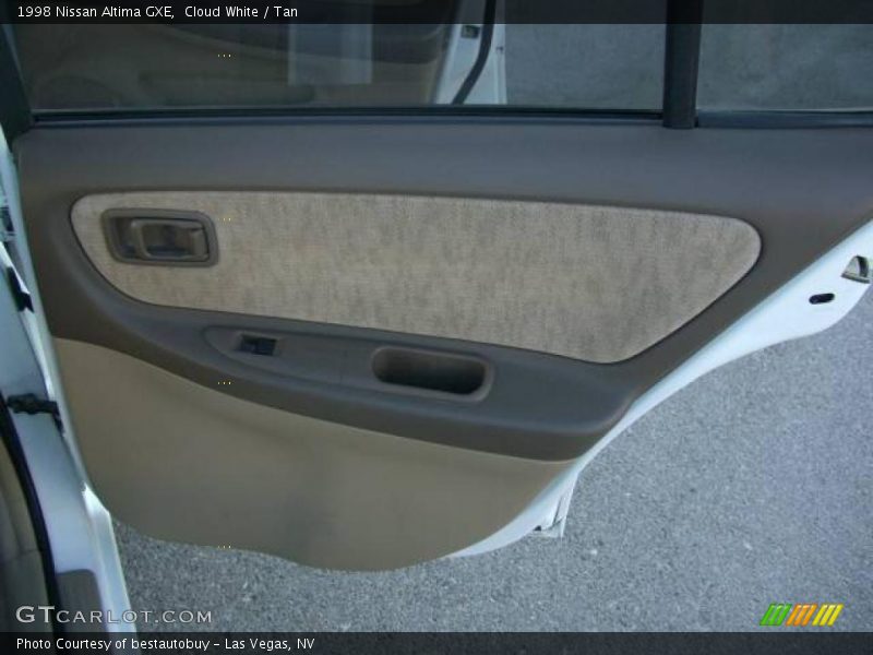 Cloud White / Tan 1998 Nissan Altima GXE