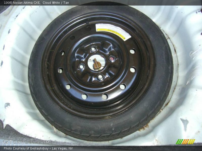 Cloud White / Tan 1998 Nissan Altima GXE