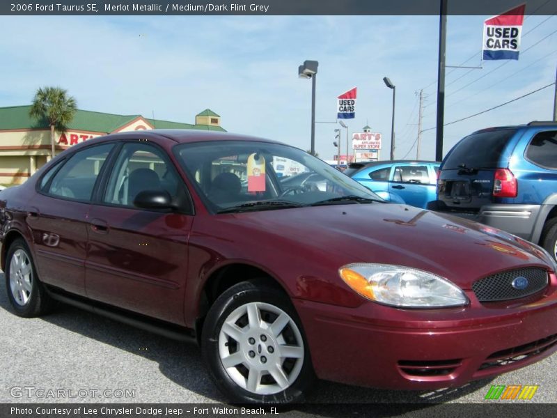 Merlot Metallic / Medium/Dark Flint Grey 2006 Ford Taurus SE