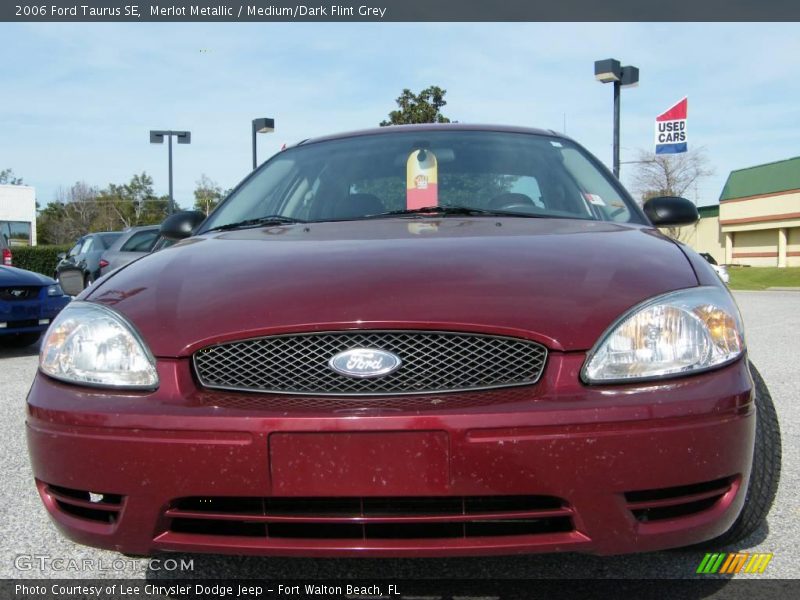 Merlot Metallic / Medium/Dark Flint Grey 2006 Ford Taurus SE