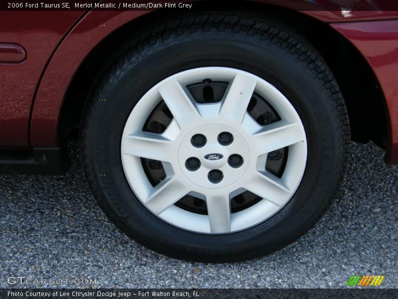Merlot Metallic / Medium/Dark Flint Grey 2006 Ford Taurus SE