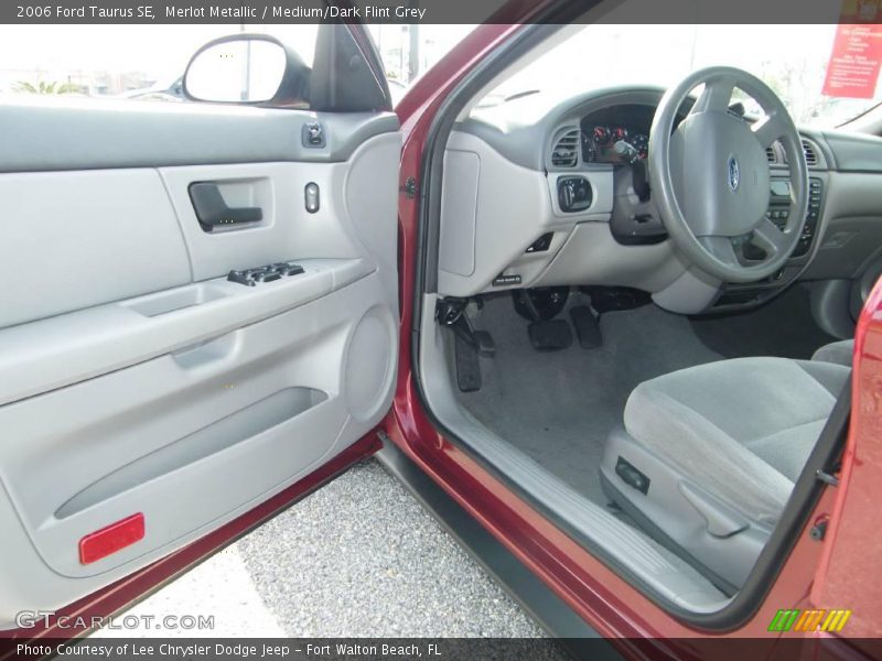 Merlot Metallic / Medium/Dark Flint Grey 2006 Ford Taurus SE
