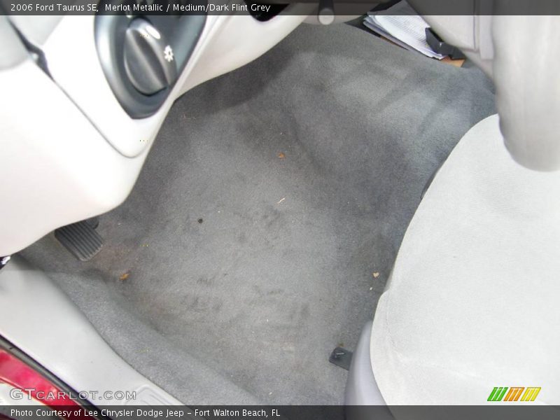 Merlot Metallic / Medium/Dark Flint Grey 2006 Ford Taurus SE