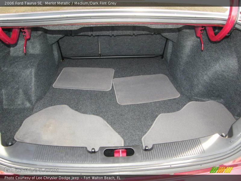 Merlot Metallic / Medium/Dark Flint Grey 2006 Ford Taurus SE