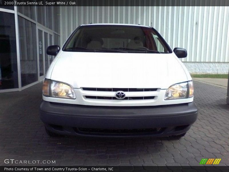 Super White / Oak 2000 Toyota Sienna LE