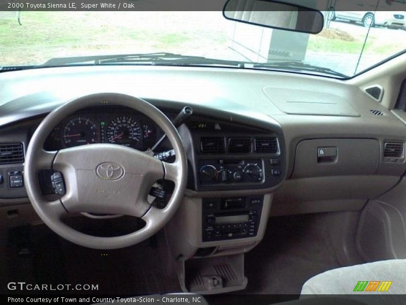 Super White / Oak 2000 Toyota Sienna LE