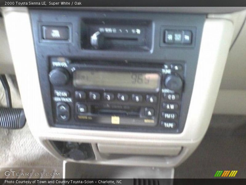 Super White / Oak 2000 Toyota Sienna LE