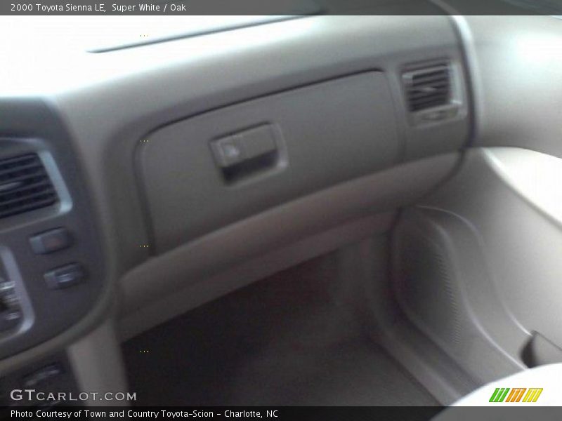 Super White / Oak 2000 Toyota Sienna LE