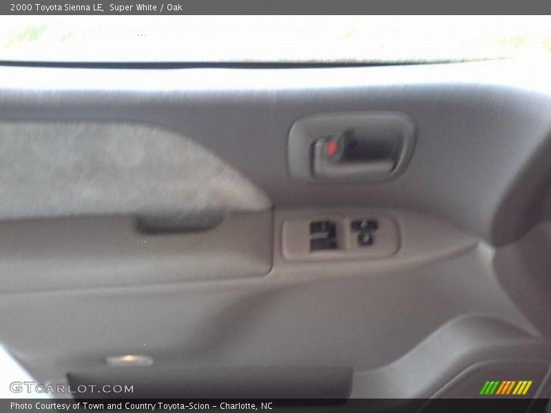 Super White / Oak 2000 Toyota Sienna LE