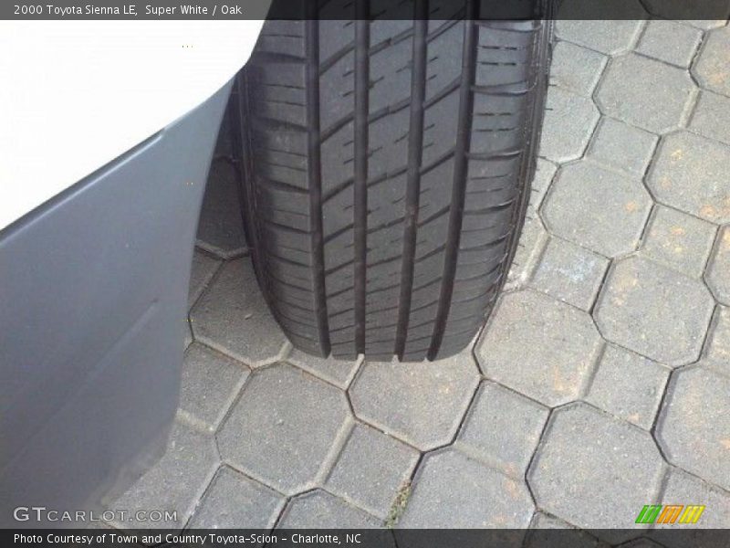 Super White / Oak 2000 Toyota Sienna LE