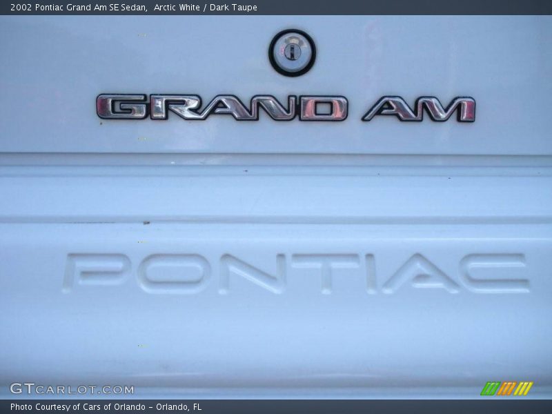 Arctic White / Dark Taupe 2002 Pontiac Grand Am SE Sedan