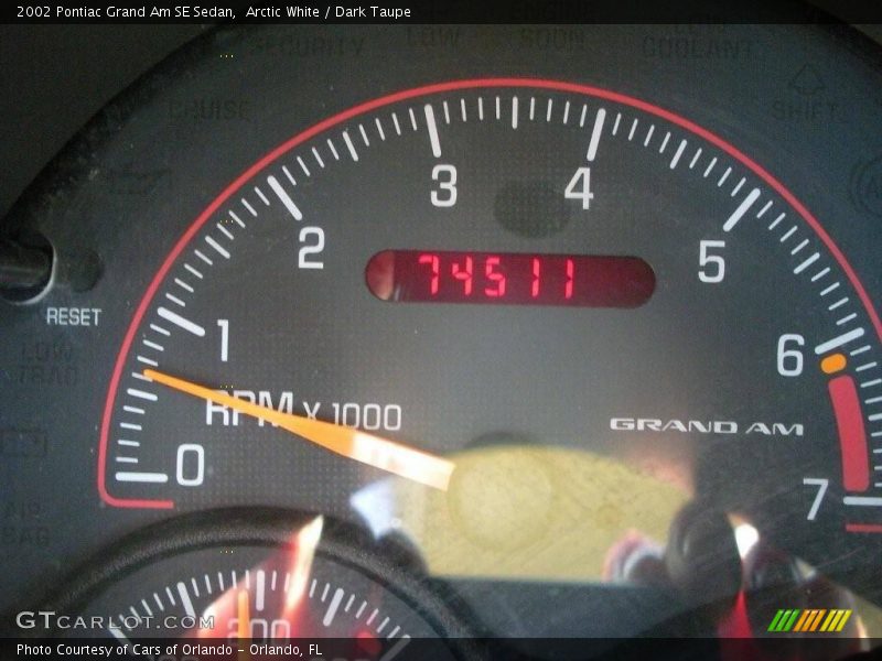 Arctic White / Dark Taupe 2002 Pontiac Grand Am SE Sedan