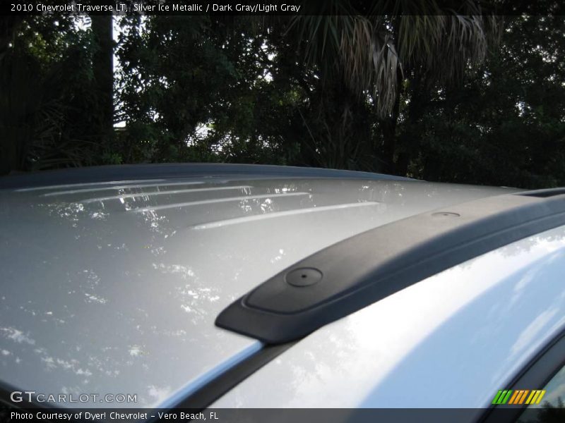 Silver Ice Metallic / Dark Gray/Light Gray 2010 Chevrolet Traverse LT