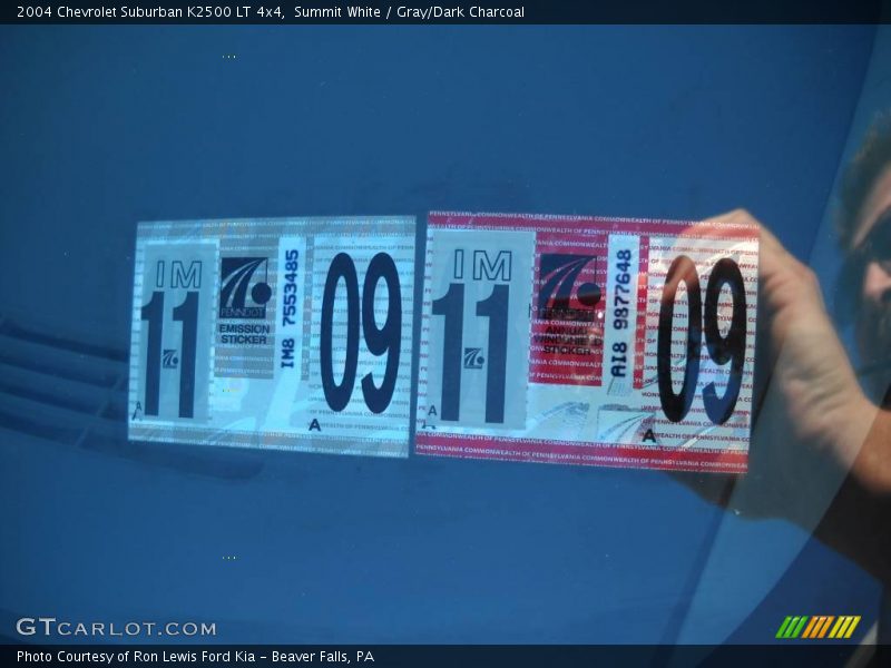 Summit White / Gray/Dark Charcoal 2004 Chevrolet Suburban K2500 LT 4x4