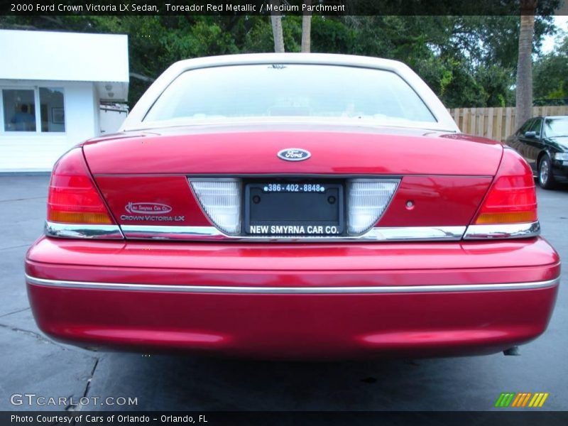 Toreador Red Metallic / Medium Parchment 2000 Ford Crown Victoria LX Sedan