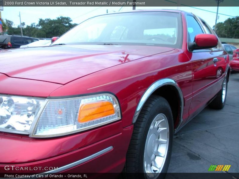 Toreador Red Metallic / Medium Parchment 2000 Ford Crown Victoria LX Sedan
