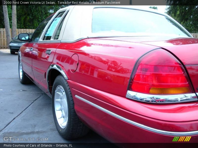 Toreador Red Metallic / Medium Parchment 2000 Ford Crown Victoria LX Sedan