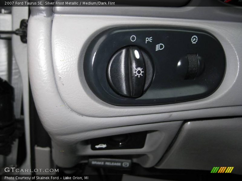 Silver Frost Metallic / Medium/Dark Flint 2007 Ford Taurus SE