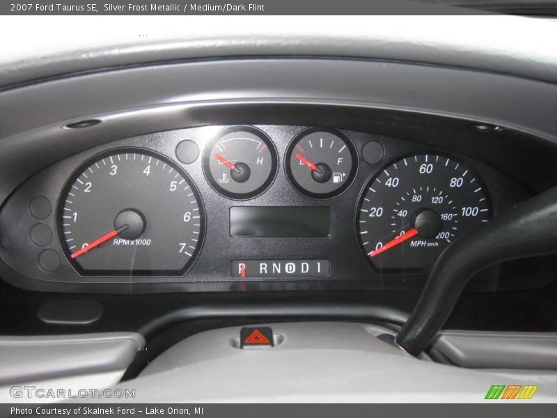 Silver Frost Metallic / Medium/Dark Flint 2007 Ford Taurus SE