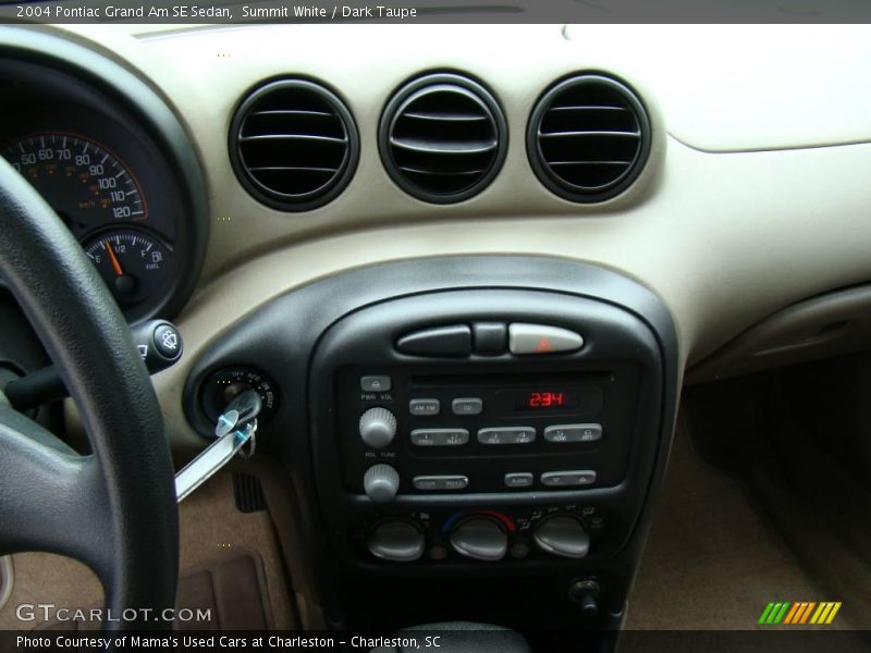 Summit White / Dark Taupe 2004 Pontiac Grand Am SE Sedan