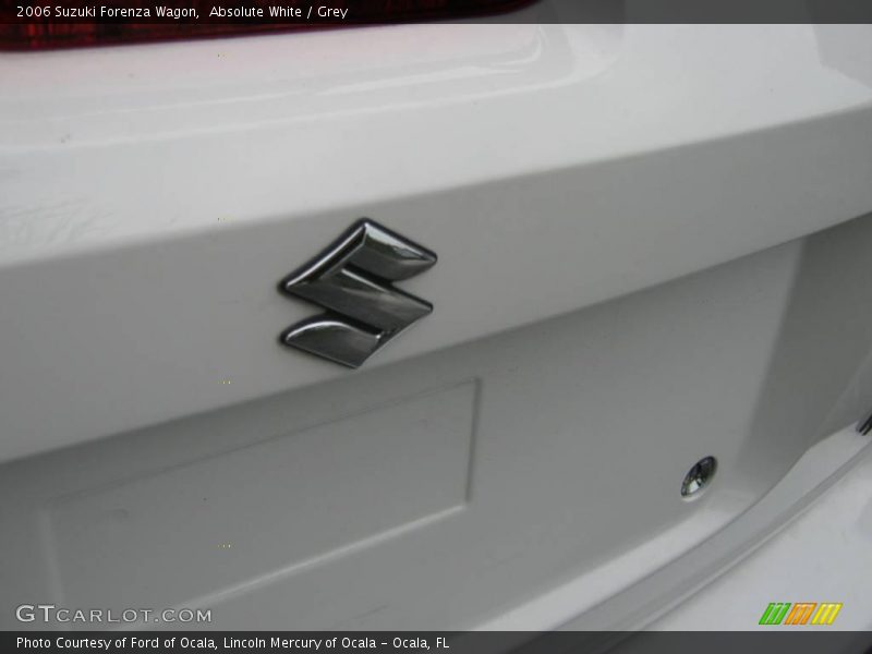 Absolute White / Grey 2006 Suzuki Forenza Wagon