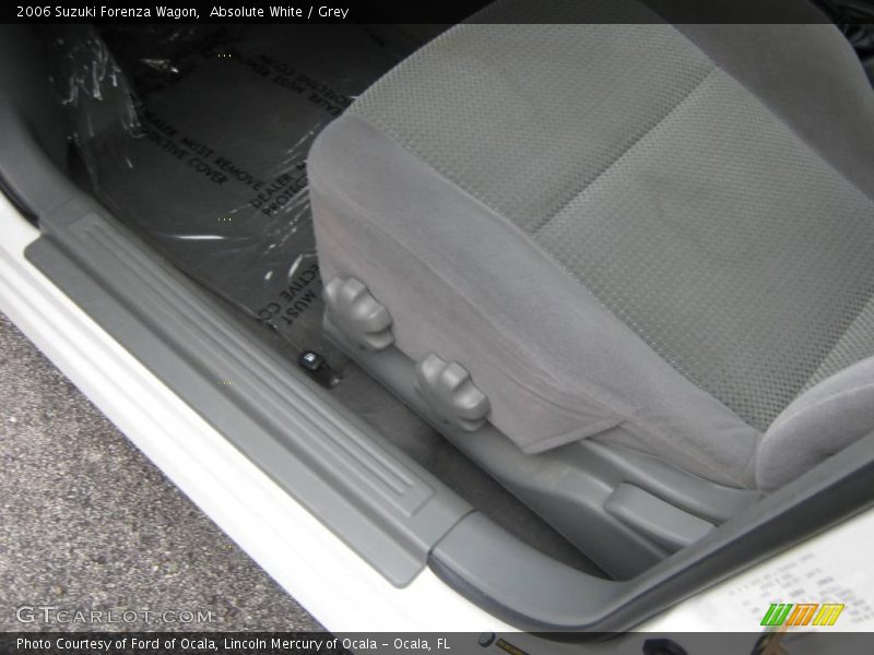 Absolute White / Grey 2006 Suzuki Forenza Wagon
