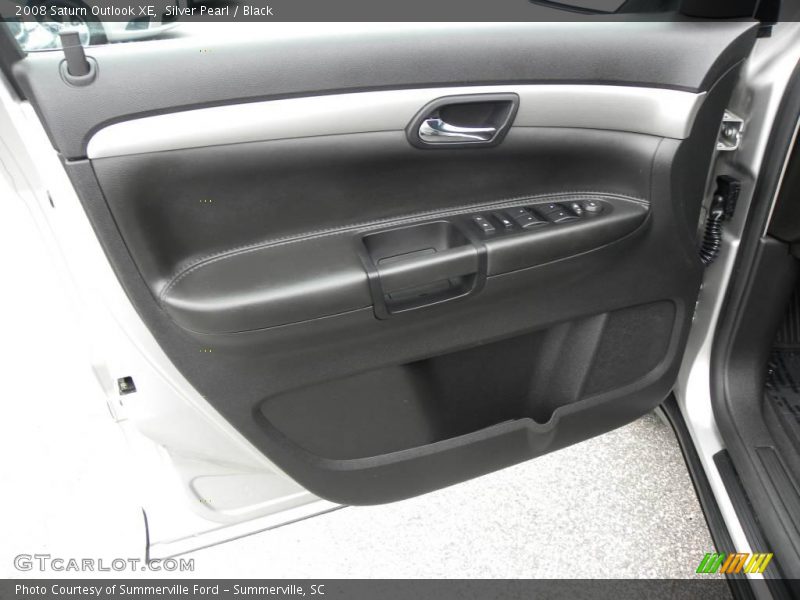 Silver Pearl / Black 2008 Saturn Outlook XE