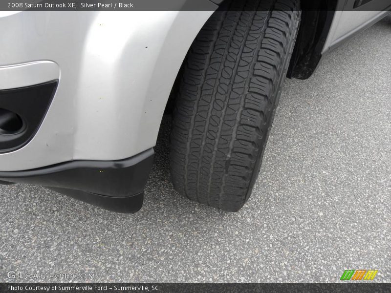 Silver Pearl / Black 2008 Saturn Outlook XE