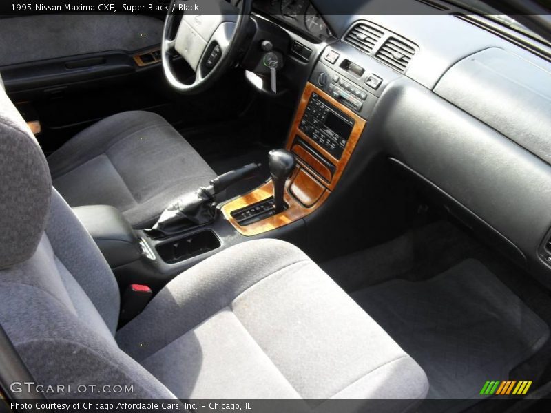 Super Black / Black 1995 Nissan Maxima GXE