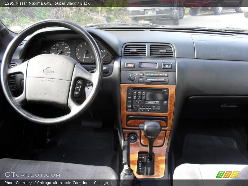 Super Black / Black 1995 Nissan Maxima GXE