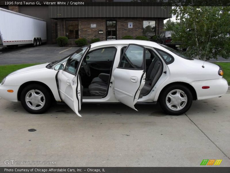 Vibrant White / Graphite 1996 Ford Taurus GL