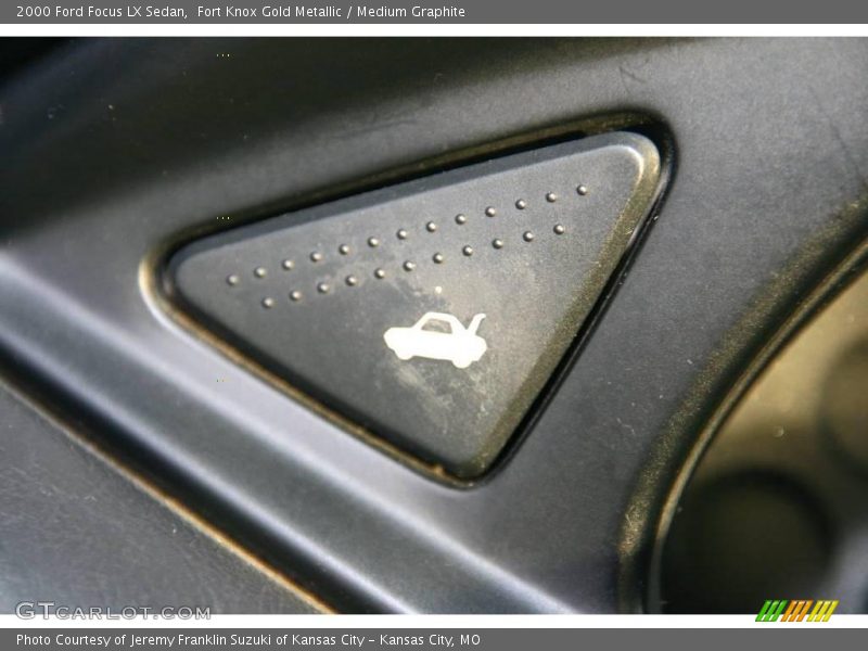 Fort Knox Gold Metallic / Medium Graphite 2000 Ford Focus LX Sedan