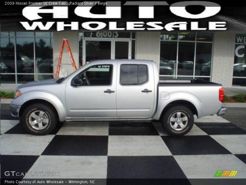 Radiant Silver / Beige 2009 Nissan Frontier SE Crew Cab