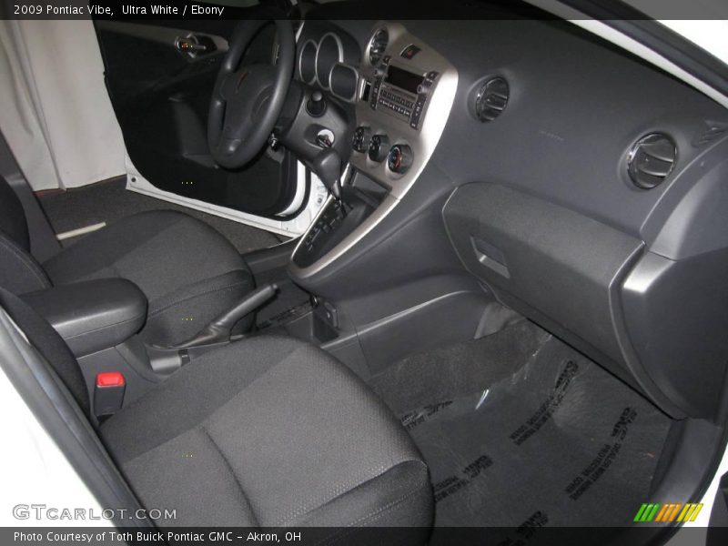 Ultra White / Ebony 2009 Pontiac Vibe