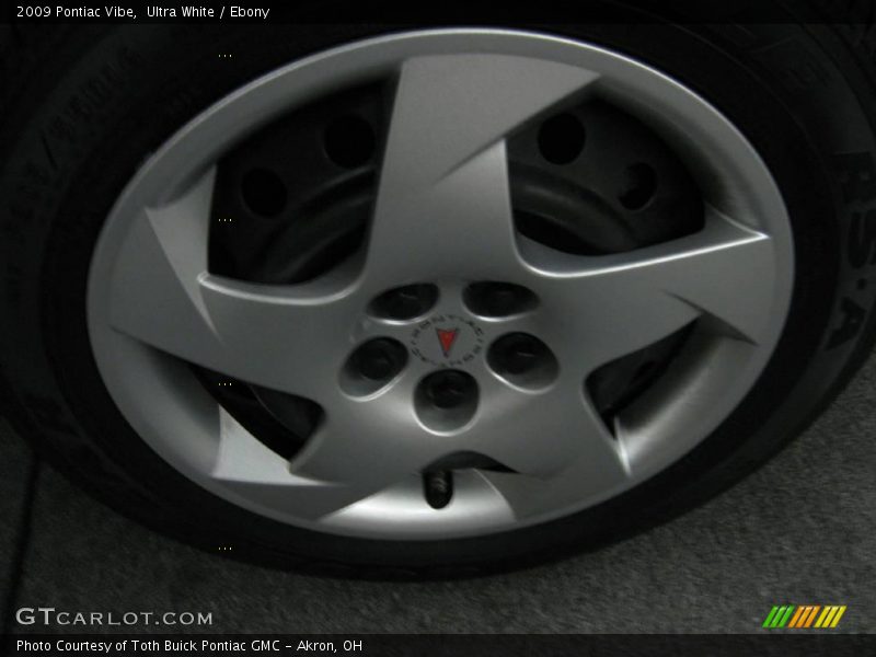 Ultra White / Ebony 2009 Pontiac Vibe