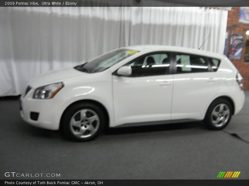 Ultra White / Ebony 2009 Pontiac Vibe