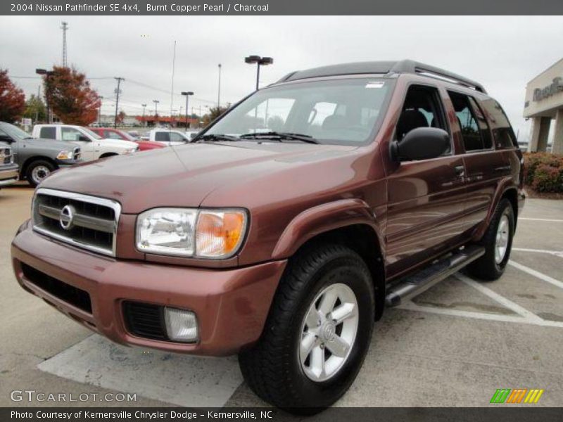 Front 3/4 View of 2004 Pathfinder SE 4x4