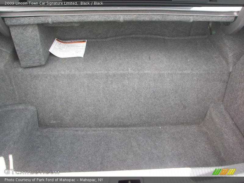 Black / Black 2009 Lincoln Town Car Signature Limited