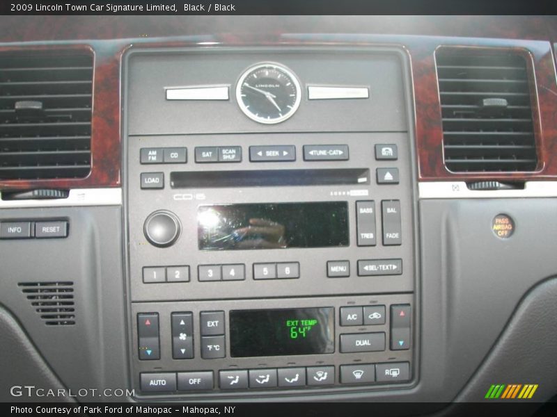 Black / Black 2009 Lincoln Town Car Signature Limited